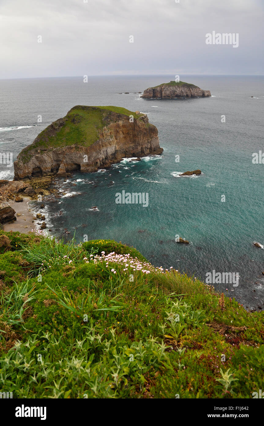 Paysage côtier du cap Cabo Peñas avec l'îlot Sabin et l'île d'Erbosa en arrière-plan (Gozón, Principauté des Asturies, Mer Cantabrique, Espagne) Banque D'Images