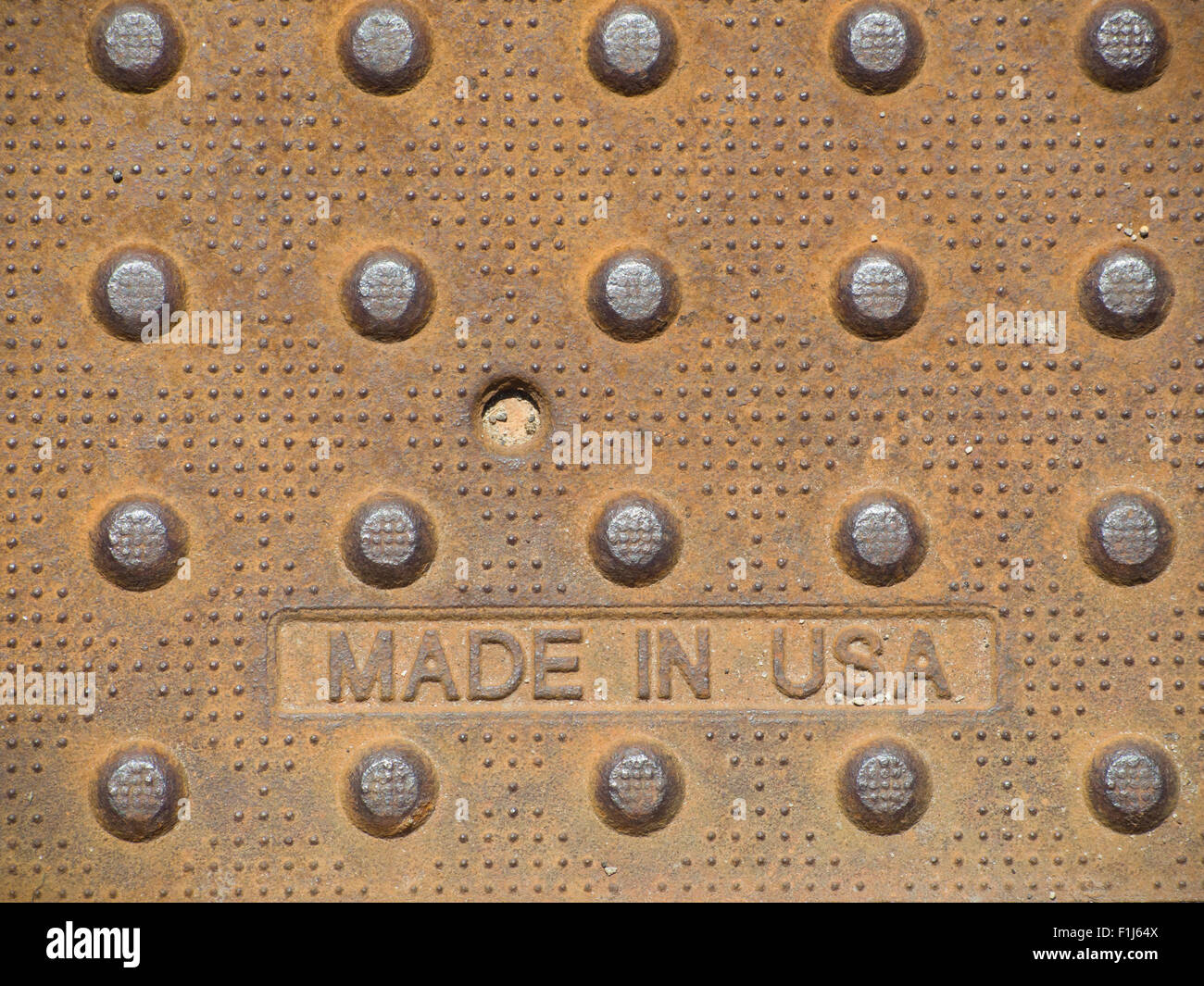 Une lourde plaque en acier rouillé, fièrement estampillé made in USA à la fonderie. Il dispose également d'intéressants motifs à points qui offrent des voies respiratoires Banque D'Images
