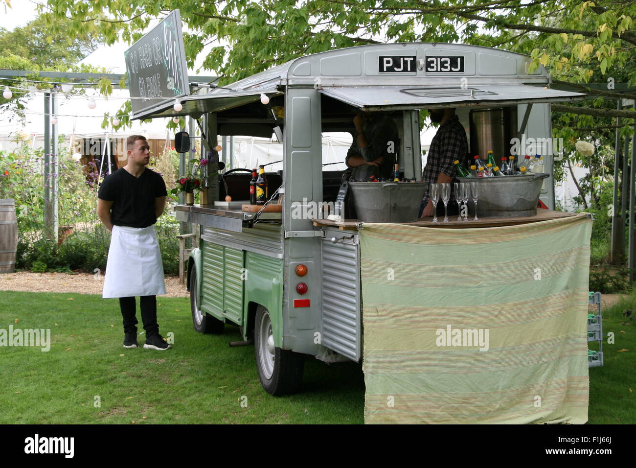 Mobile bar créé avec une vieille Citroen van. Banque D'Images