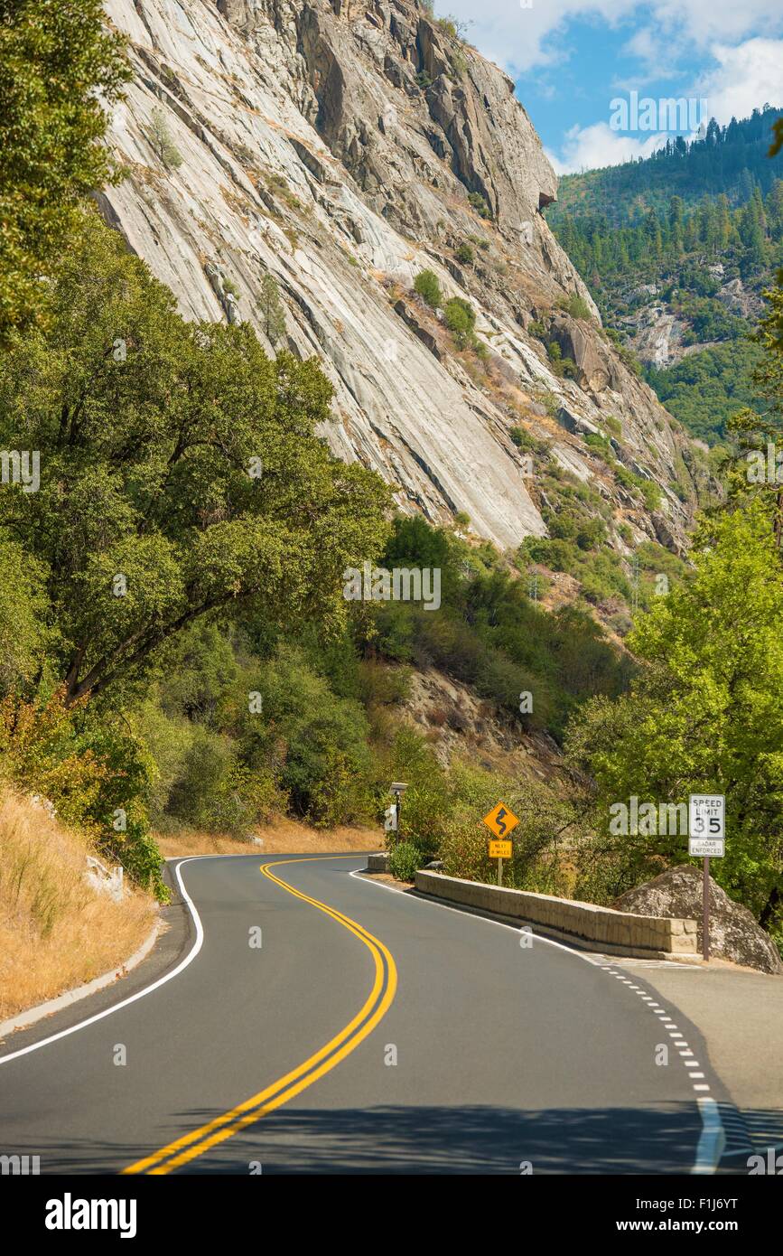 - Yosemite Road. Par voie panoramique dans Yosemite Sierra Nevada. En Californie, aux États-Unis. Banque D'Images