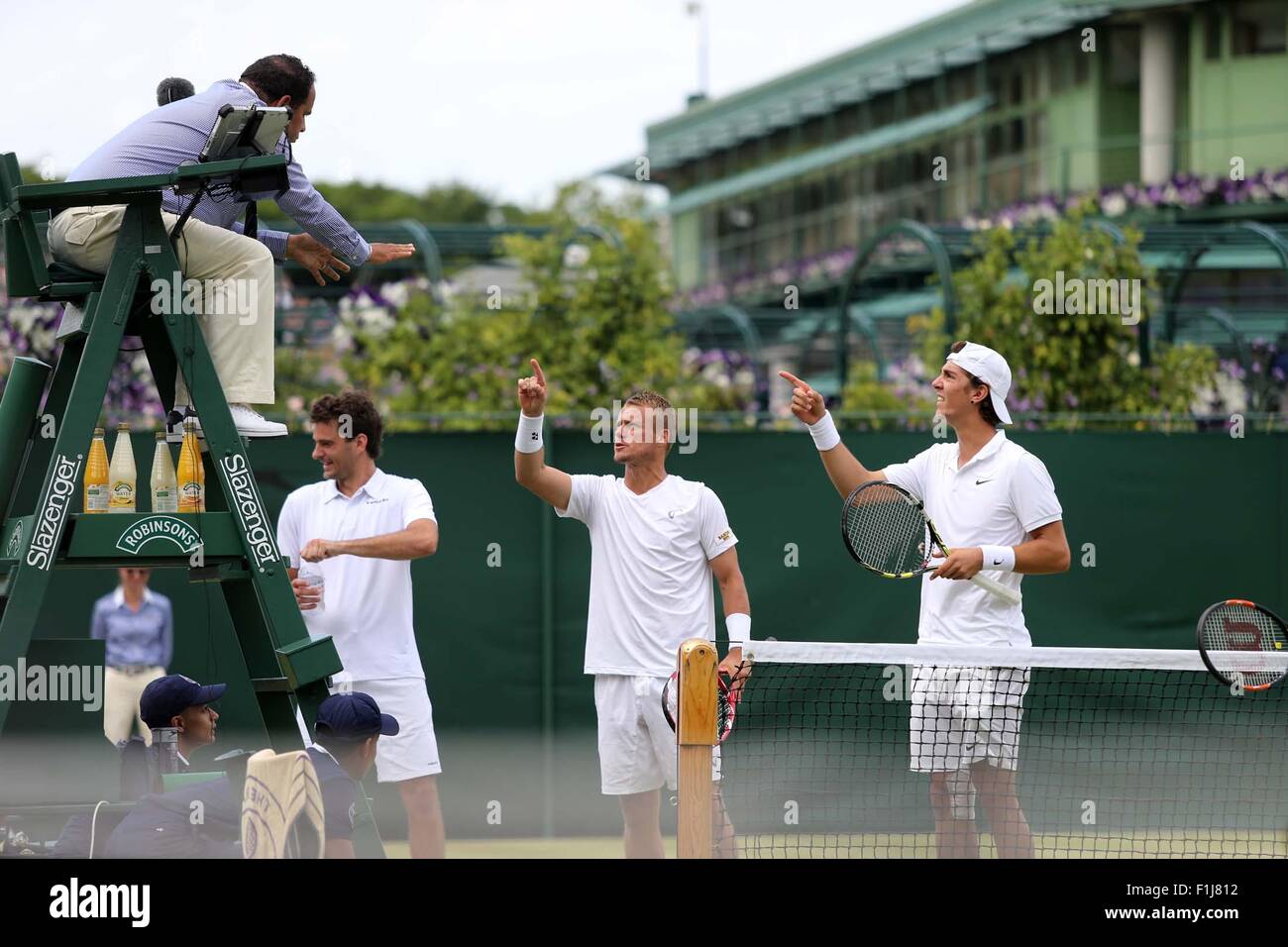 Championnat de Wimbledon 2015 - Jour 4 - Leyton Hewitt conteste un appel en match de double comprend : Leyton Hewitt, Kokkinakis Où : London, Royaume-Uni Quand : 02 Juil 2015 Banque D'Images