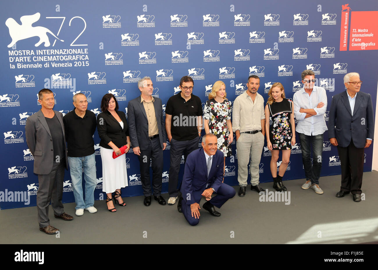 Venise, Italie. 2 Septembre, 2015. Les membres du jury "Venezia 72' (de gauche) Biennale de Venise Paolo Baratta, Emmanuel Carrere, Hou Hsiao-Hsien, Lynne Ramsay, président du jury, Alfonso Cuaron, Nuri Bilge Ceylan, Elizabeth Banks, Francesco Munzi, Diane Kruger et Pawel Pawlikowski posent avec le président de la Biennale de Venise Paolo Baratta (R) et directeur du Festival International du Film de Venise Alberto Barbera (1er rang) pose à un photocall pour le 'Venezia 72 Jury' au cours de la 72e assemblée annuelle du Festival International du Film de Venise le 02 septembre, 2015 Crédit à Venise : Andrea Spinelli/Alamy Live News Banque D'Images