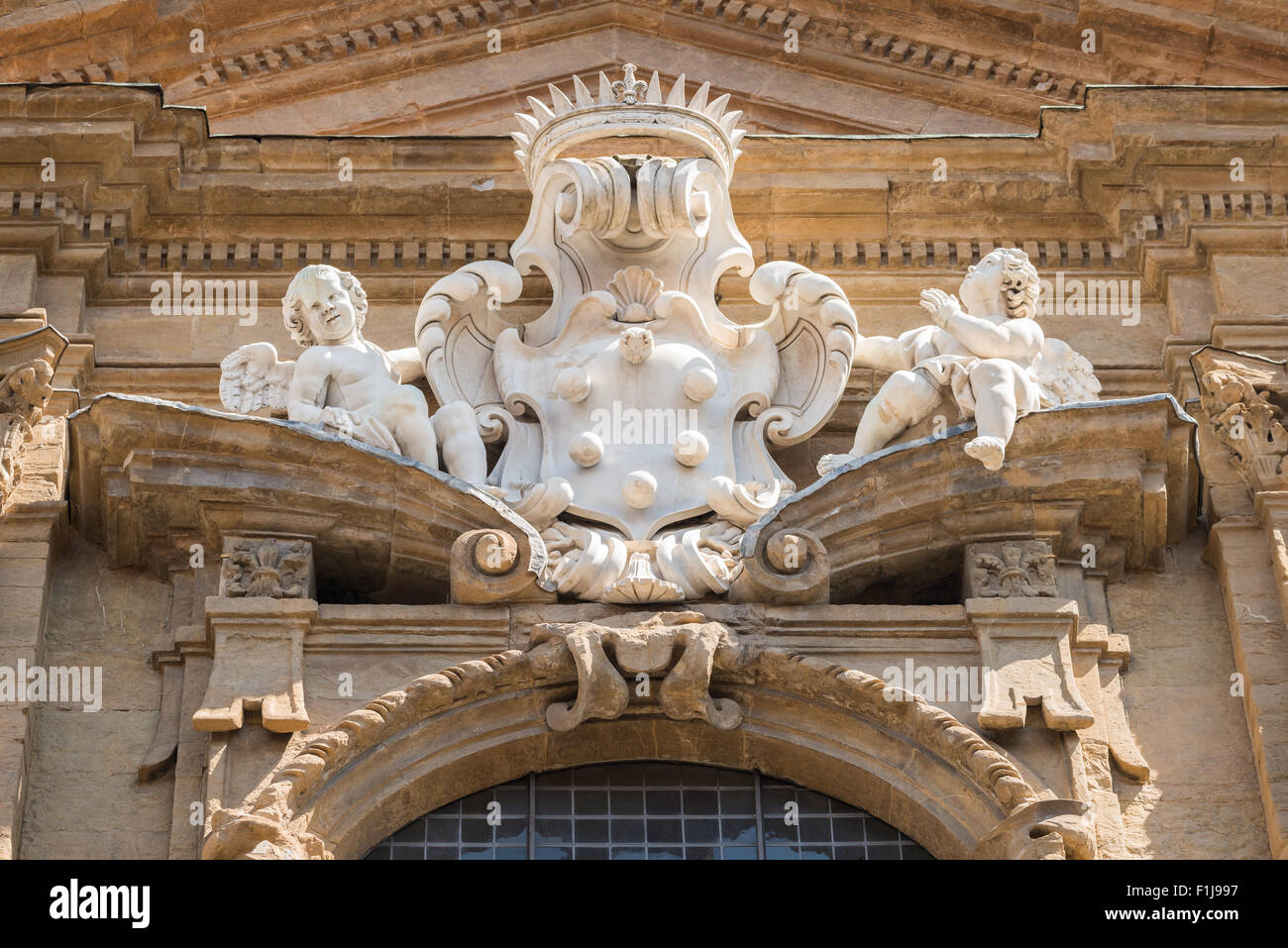 Dans l'image d'une statue en marbre de la Moyen-Âge montrant deux anges, dans le centre historique de Florence. Banque D'Images