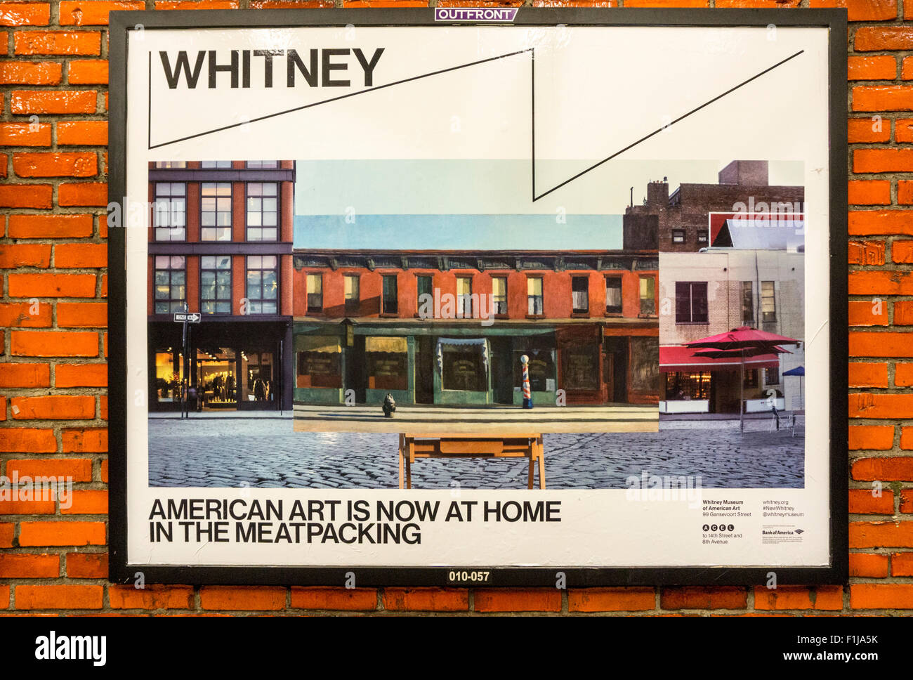 La publicité pour les nouveaux Whitney Museum de métro station montre Hopper peinture de vieille tenement bloc inséré dans le bloc de la viande Banque D'Images