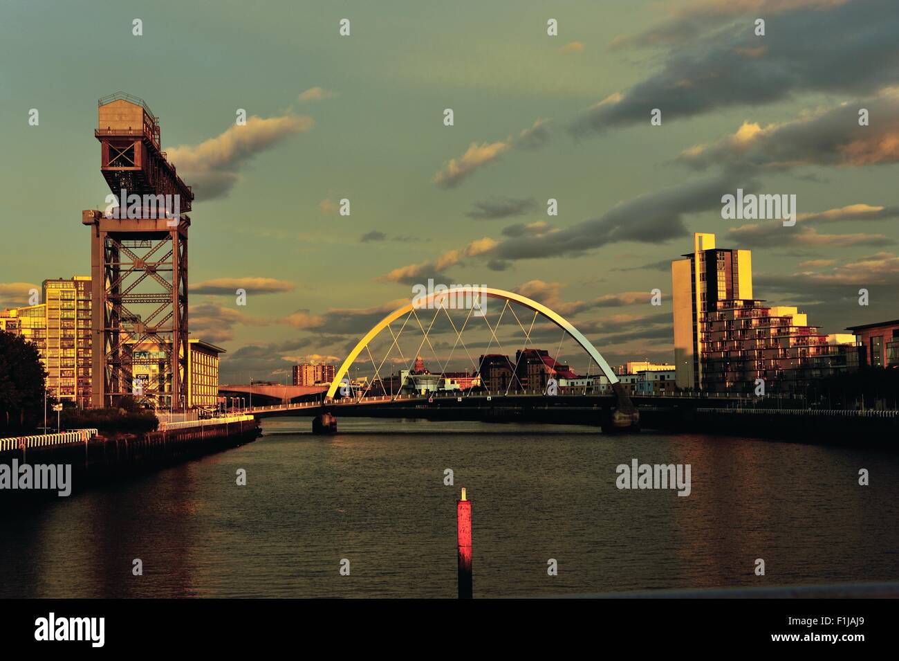 Glasgow, Ecosse, Royaume-Uni. 09Th Nov, 2015. Coucher de soleil sur la rivière Clyde, avec l'Arc de Clyde, connu localement sous le pont aux, et l'Finnieston Crane illuminé par le soleil. Crédit : Tony Clerkson/Alamy Live News Banque D'Images