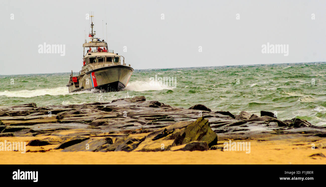 Moteur bateau garde-côtes de la vie Approche de la ville l'océan jetée d'admission Banque D'Images