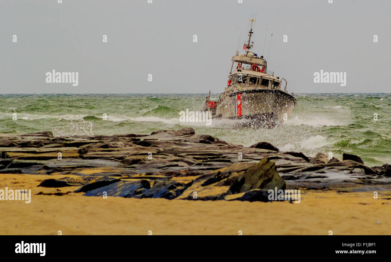 Coast Guard MLB rentrer au port au-delà de la jetée d'Ocean City et par l'entrée de la baie Assawoman Banque D'Images