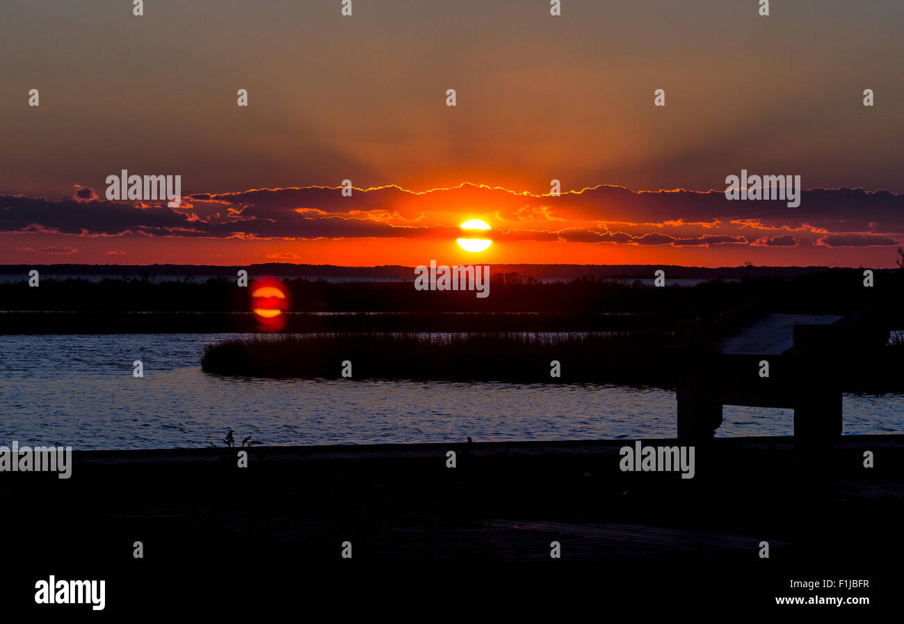 Coucher du soleil sur l'Assateague donnant sur la baie de Sinepuxent Banque D'Images