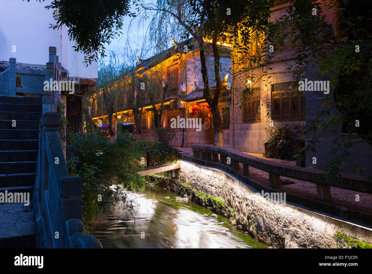 Vieille ville de Lijiang en début de soirée, la Chine. Banque D'Images