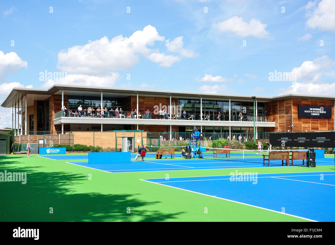 Courts de tennis au Riverside Health & raquettes Club Chiswick, Arrondissement de Hounslow, Greater London, Angleterre, Royaume-Uni Banque D'Images