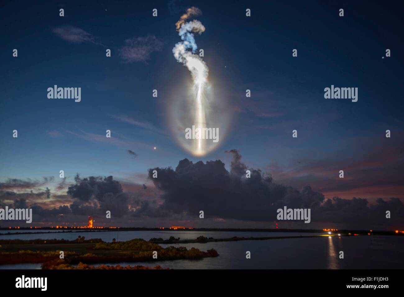 Cap Canaveral, Floride, USA. Du 1er septembre 2015. Lancement d'une fusée Atlas V Alliance Marine portant le quatrième objectif de l'utilisateur mobile par satellite système décolle du complexe de lancement spatial-41 laissant derrière un nuage de vapeur, 2 septembre 2015 à Cape Canaveral, en Floride. Banque D'Images