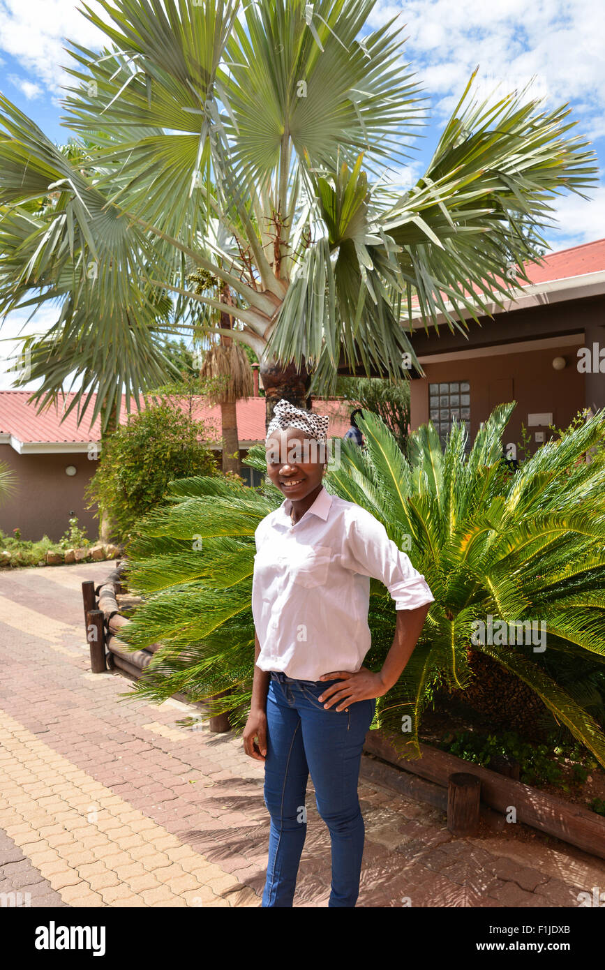 Travailleur de la cuisine au féminin de Vagebond Hotel-Pension garni, Stein Street, Windhoek, Khomas Windhuk (région), République de Namibie Banque D'Images