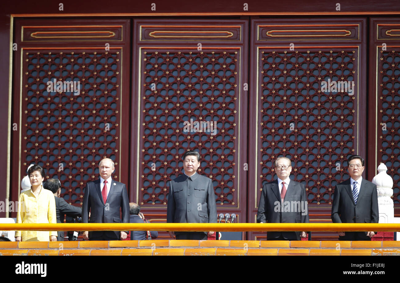 Beijing, Chine. Sep, 2015 3. Le président chinois Xi Jinping (C), de l'ancien président Jiang Zemin (2e R) et Hu Jintao (1e R), le président russe Vladimir Poutine (2e L) et le président Park Geun-hye (1re L) de la République de Corée regarder le défilé militaire à l'occasion des activités pour souligner le 70e anniversaire de la victoire du peuple chinois de la guerre de résistance contre l'agression japonaise et de la guerre antifasciste mondiale, à Beijing, capitale de Chine, le 3 septembre 2015. Credit : Ju Peng/Xinhua/Alamy Live News Banque D'Images