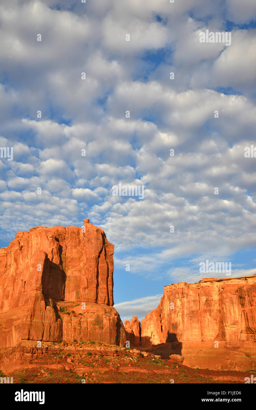 Rouler dans les nuages au lever du soleil sur l'avenue Park et palais de lavage à l'Arches National Park près de Moab, Utah Banque D'Images