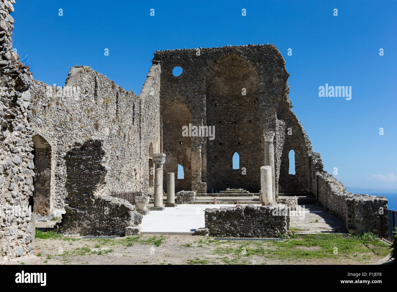Les ruines de la Basilique de Sant'Eustachio dans le village de Pontone, province de Salerne, Italie Banque D'Images