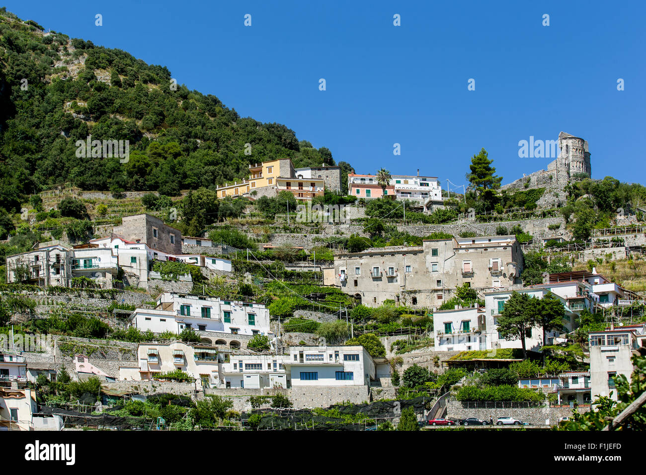 Village de Pontone et les ruines de la Basilique de Sant'Eustachio dans la province de Salerne, Italie Banque D'Images