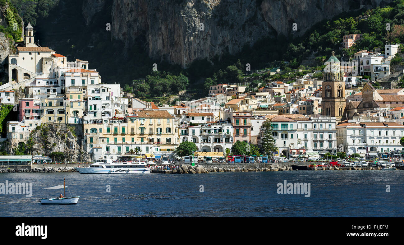 Vue panoramique de la ville d'Amalfi dans la province de Salerne, Italie Banque D'Images
