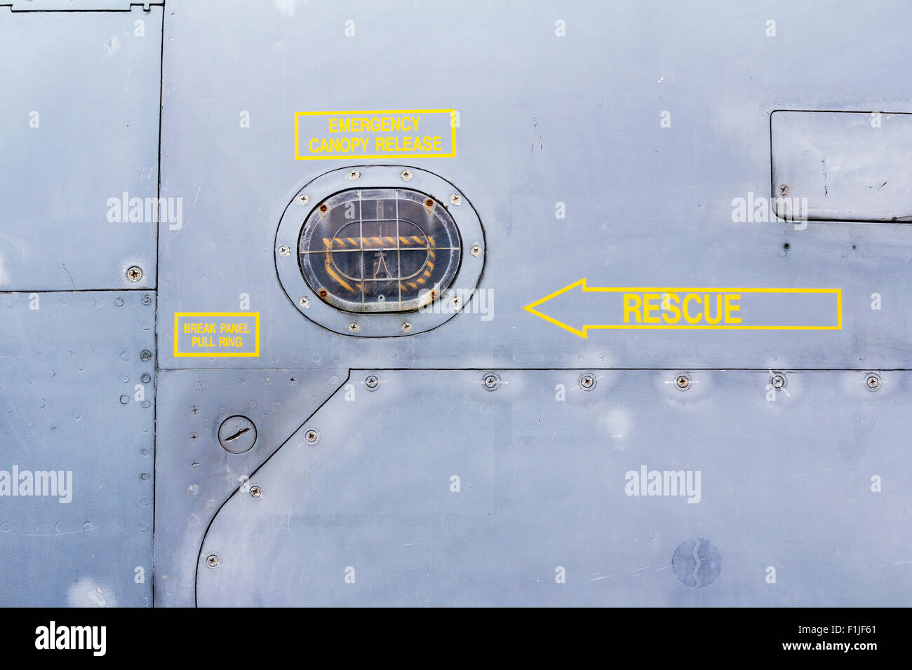 GR3 de chasse britannique Jaguar. Close up of rescue sign par cockpit avec d'autres panneaux jaunes, 'urgence' couvert d'explosifs. Banque D'Images