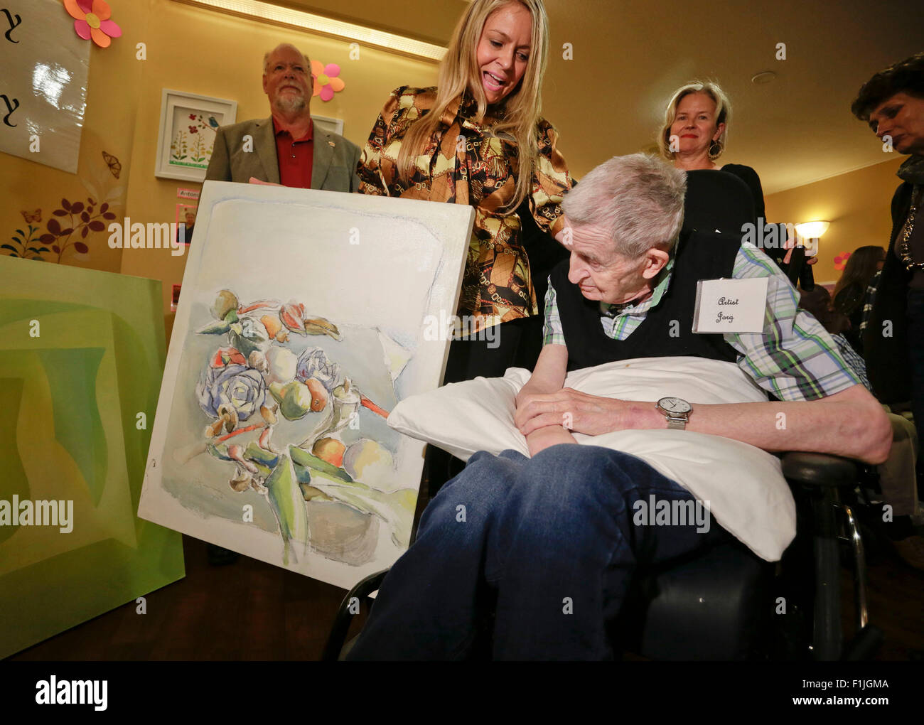 Vancouver, Canada. 2Nd Sep 2015. Un patient atteint de démence regarde sa peinture à une galerie d'art à New Westminster, Canada, le 2 septembre 2015. L'art gallery présente plus de 100 pièces de peintures créées par 51 patients atteints de démence qui reçoivent l'art-thérapie. Credit : Liang Sen/Xinhua/Alamy Live News Banque D'Images