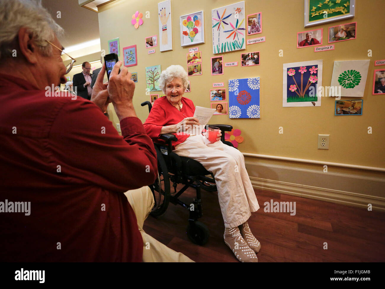 Vancouver, Canada. 2Nd Sep 2015. Un patient atteint de démence pose avec ses peintures à la galerie d'art à New Westminster, Canada, le 2 septembre 2015. L'art gallery présente plus de 100 pièces de peintures créées par 51 patients atteints de démence qui reçoivent l'art-thérapie. Credit : Liang Sen/Xinhua/Alamy Live News Banque D'Images