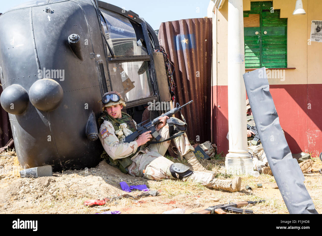 L'armée américaine, Black Hawk re-enactment. Las à se mettre à couvert par soldat hélicoptère, holding M16 en proie au prêt. Situé à Mogadiscio. Banque D'Images