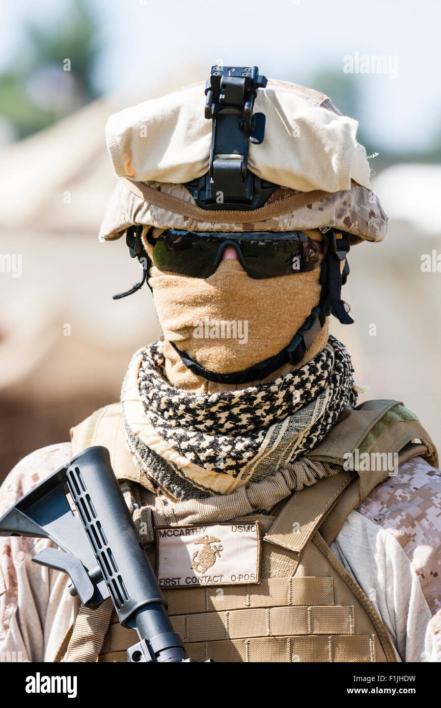 Reconstitution de l'armée américaine en Irak. Soldat avec lunettes de soleil  et visage couvert, en face, la tête et les épaules, à la menace et à  l'afficheur Photo Stock - Alamy