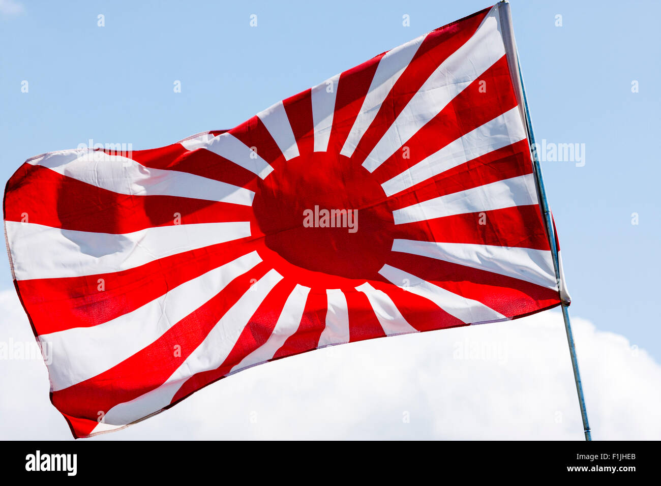 Drapeau Japonais Voletant Dans Le Vent La Seconde Guerre Mondiale Version Soleil Levant Jyurokujo Kyokujitsu Ki Contre Fond De Ciel Bleu Photo Stock Alamy Drapeau Japonais Voletant Dans Le Vent La Seconde Guerre Mondiale Version Soleil Levant Jyurokujo Kyokujitsu Ki Contre Fond De Ciel Bleu Photo Stock Alamy