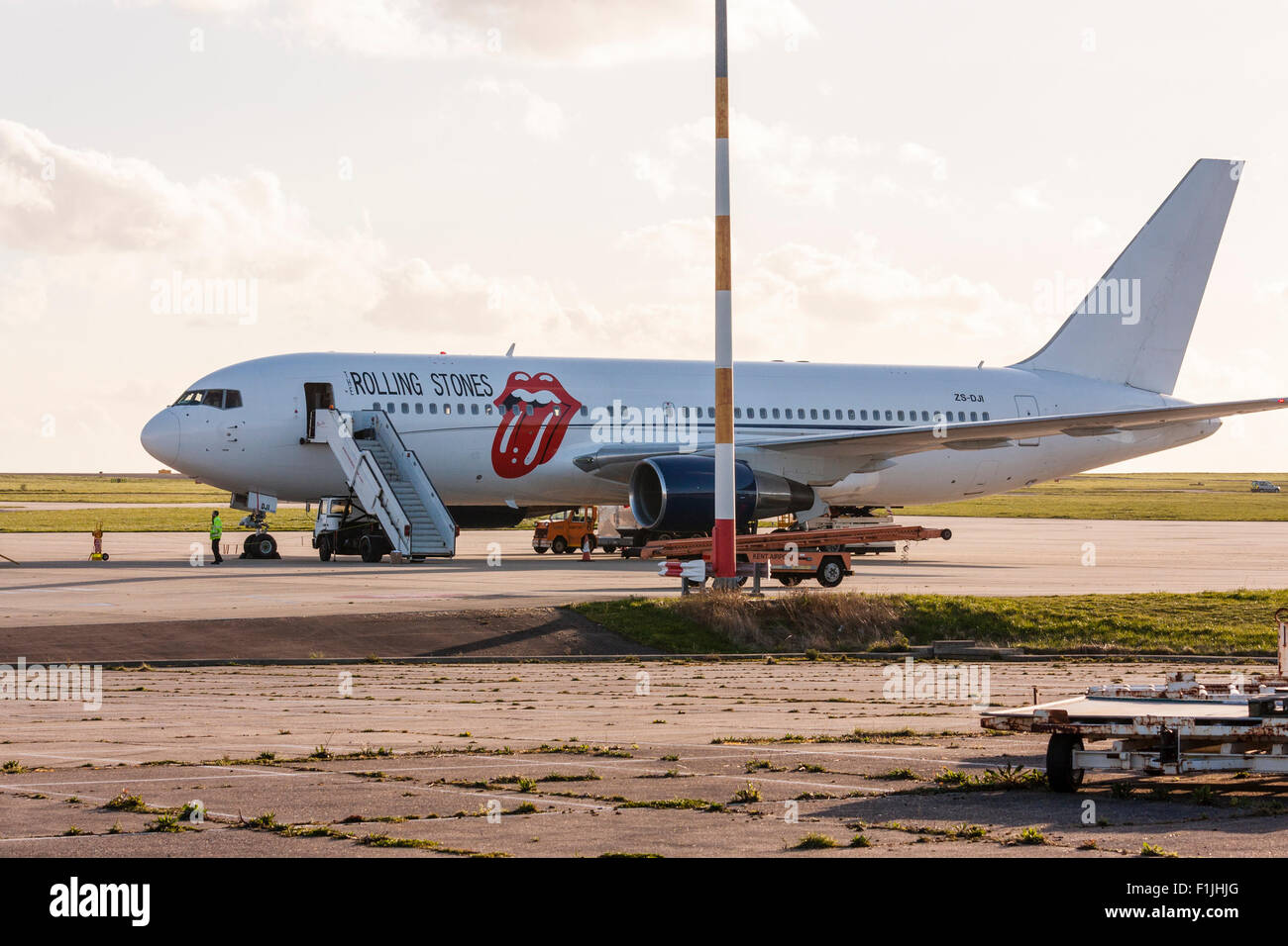 L'Angleterre, l'aéroport Manston. Rock and Roll Band, les Rolling Stones,  Boeing 767, avec des lèvres et de la langue sur le côté logo en rouge,  garée sur tablier avec escalier escamotable Photo