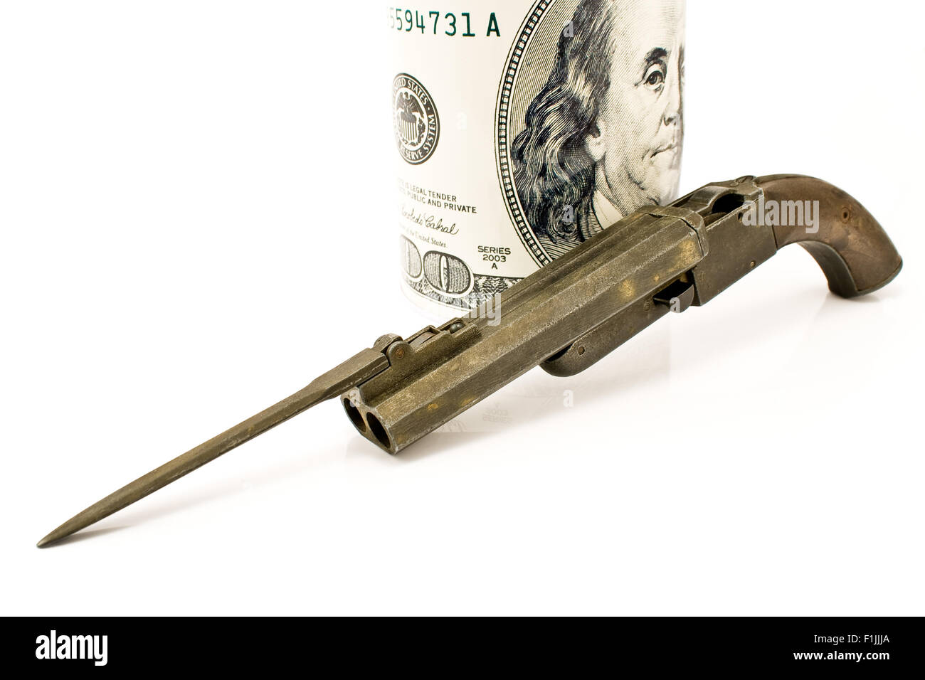 Vieux fusil avec baïonnette et hundred dollar bill isolated on white Banque D'Images
