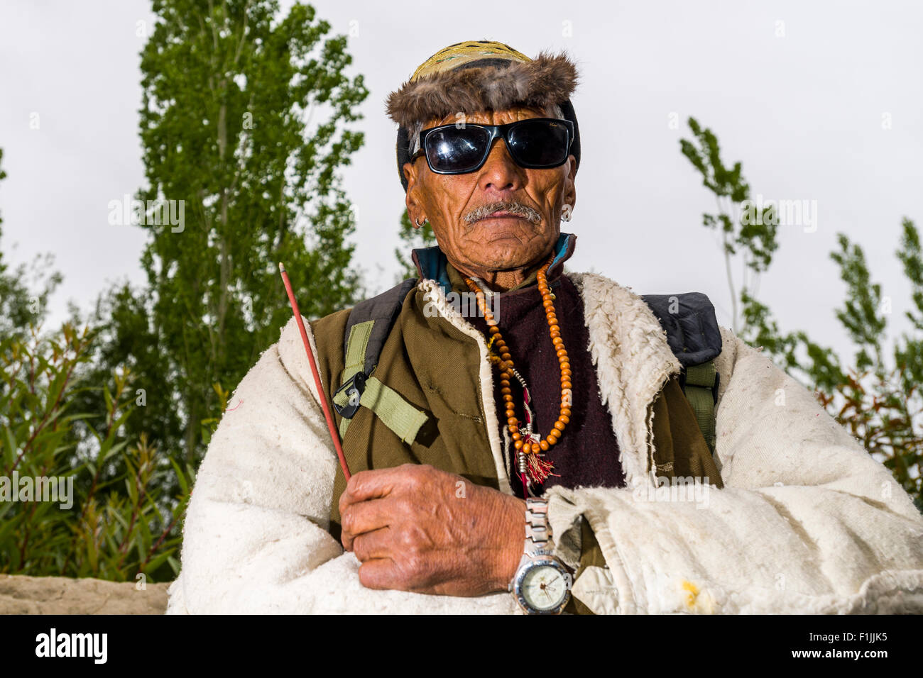 Portrait d'un agriculteur ladakhis, portant des lunettes de soleil, Mâtho, le Jammu-et-Cachemire, l'Inde Banque D'Images