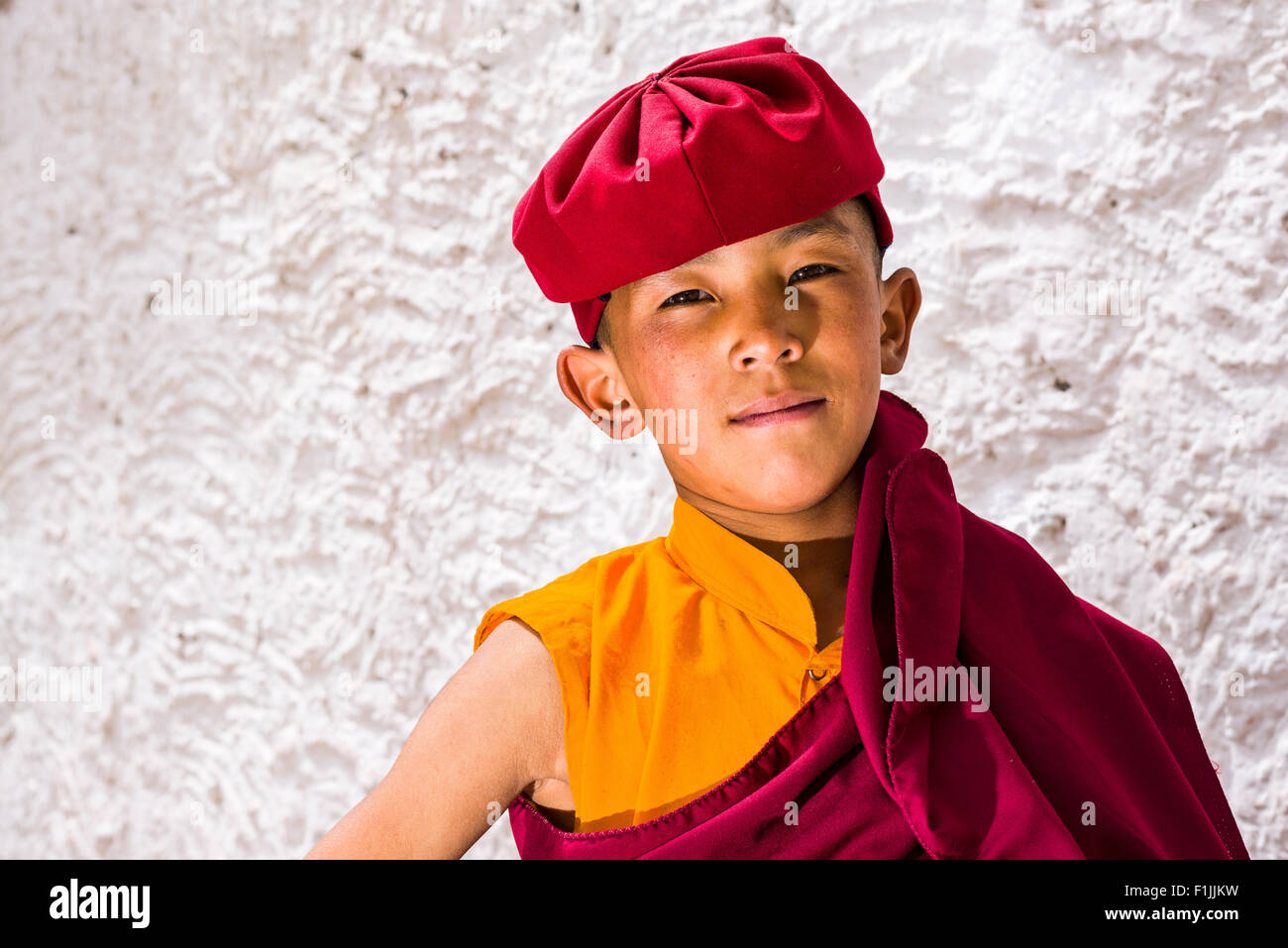 Un portrait d'un jeune moine de la lignée Kagyu du bouddhisme en vêtements rouges, Hemis, le Jammu-et-Cachemire, l'Inde Banque D'Images