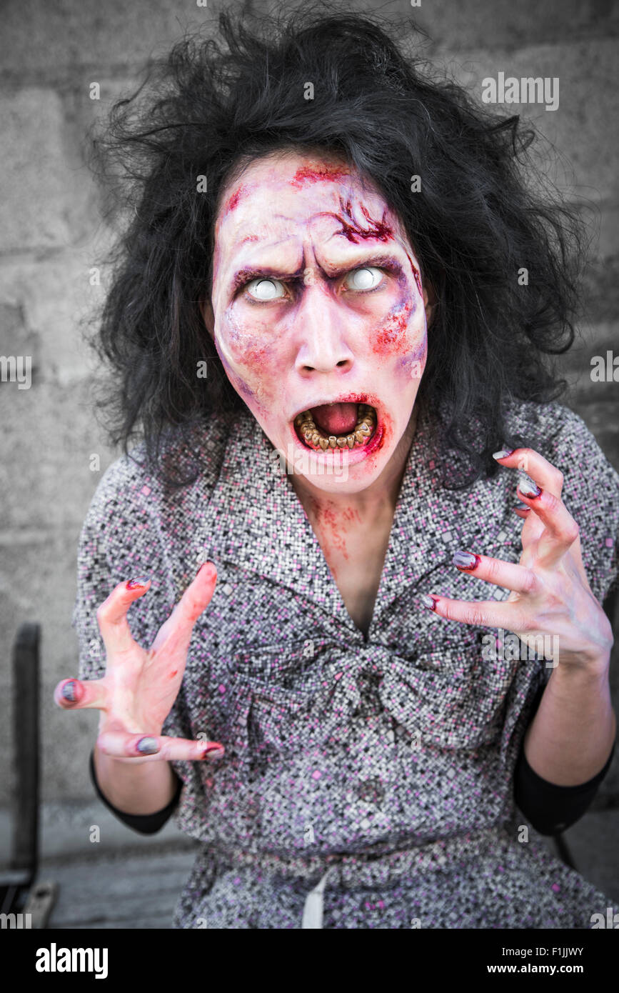 Zombie affamé crier, tournage de film, scène d'un court métrage, comédie zombie Brain Freeze Banque D'Images