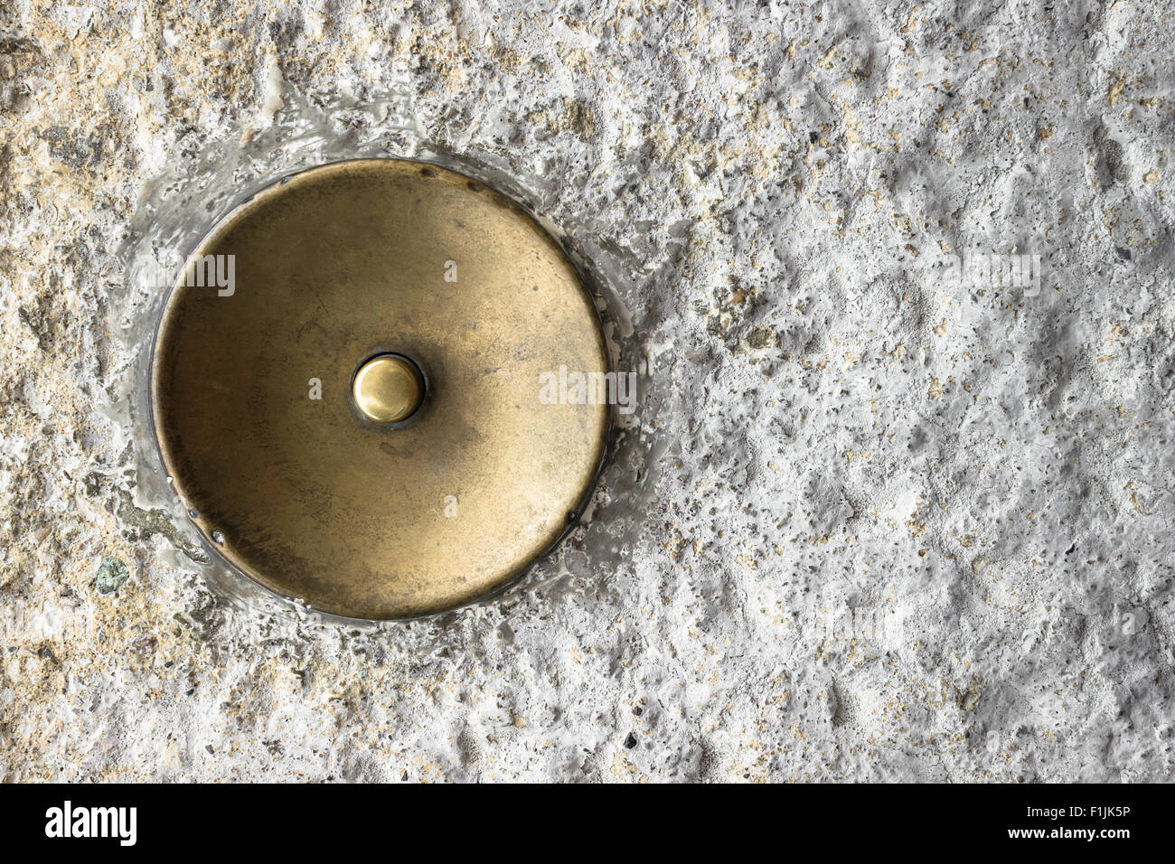 Extreme close-up d'une vieille sonnette de cuivre, sur le plâtre Photo  Stock - Alamy