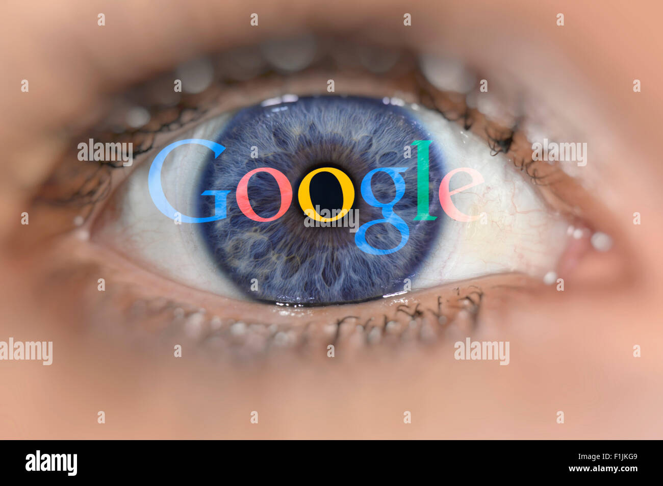Blue Eye avec le logo Google sur iris, image symbolique, la sécurité des données Banque D'Images
