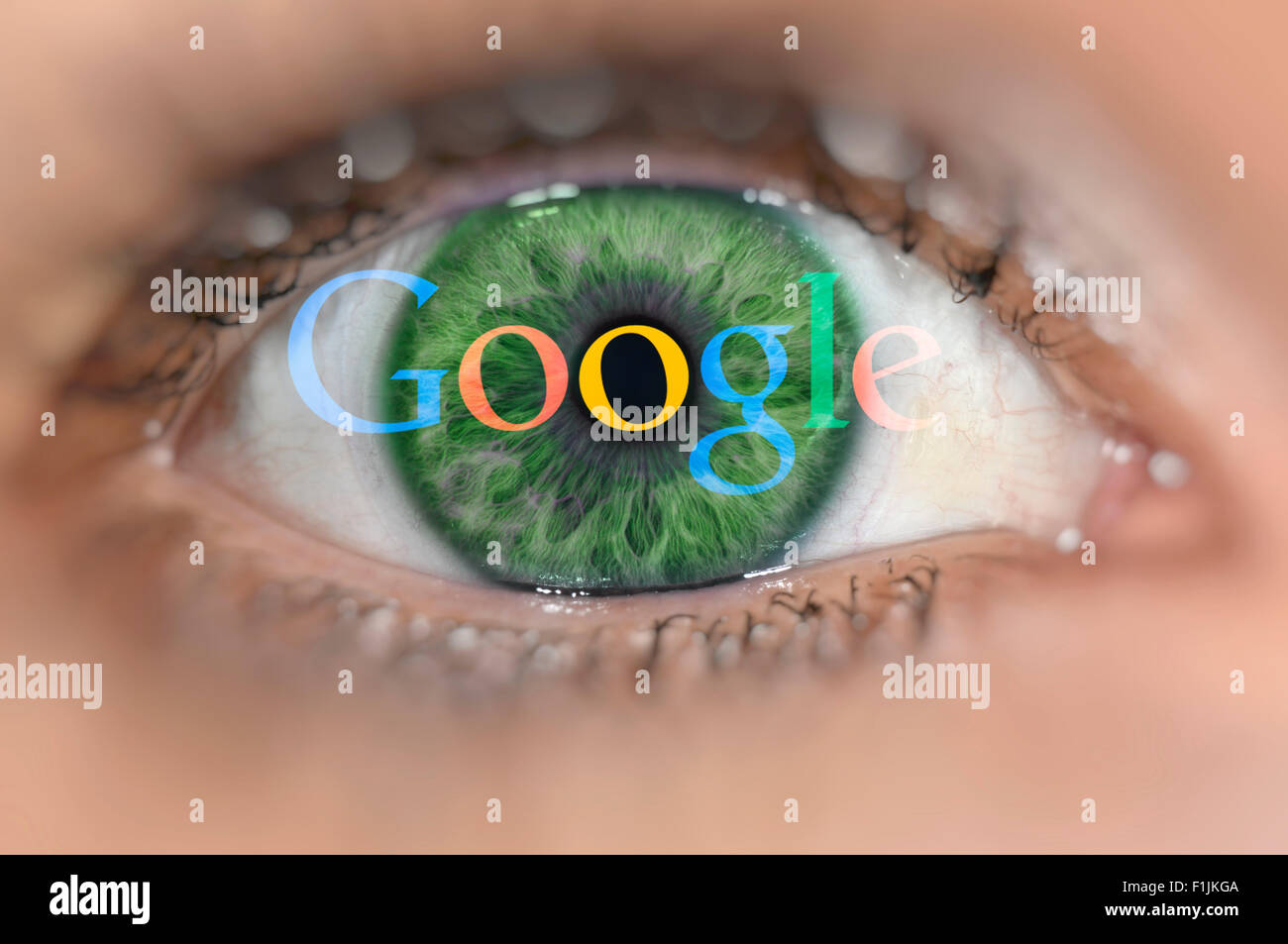 Oeil vert avec le logo Google sur iris, image symbolique, la sécurité des données Banque D'Images