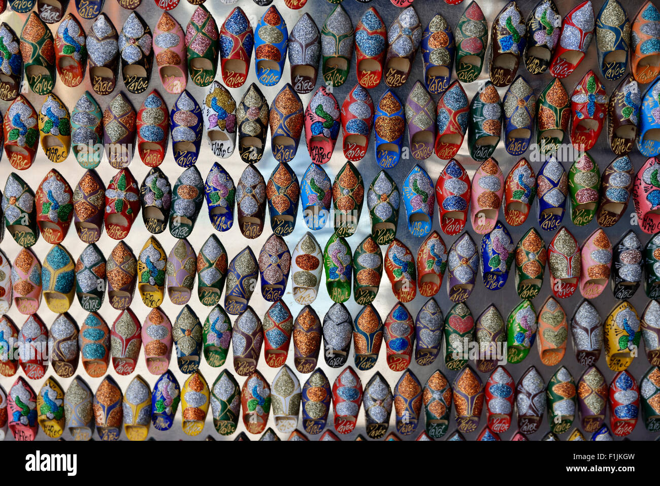 Babouche chaussons, chaussures traditionnelles à la vente à un décrochage dans le souk, bazar, Essaouira, Maroc Banque D'Images