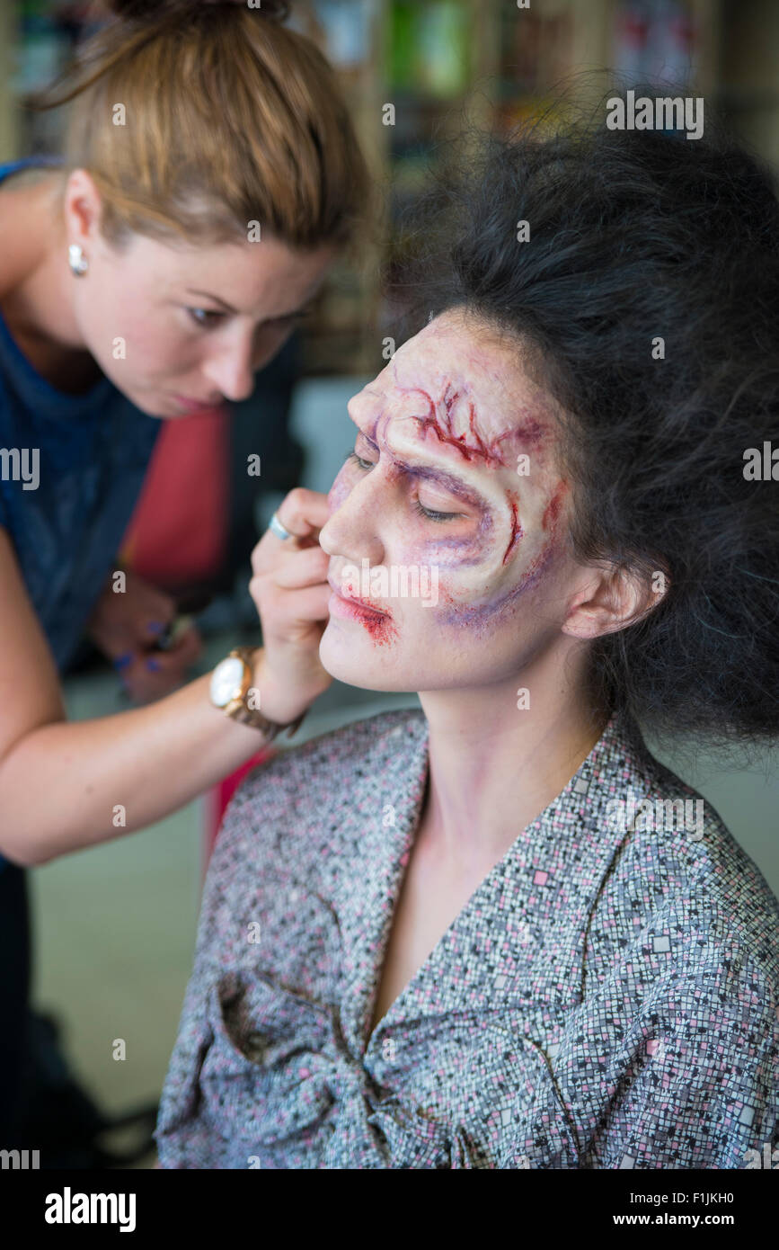 L'actrice d'être peint par l'artiste de maquillage comme un zombie pour la comédie zombie Brain Freeze Banque D'Images