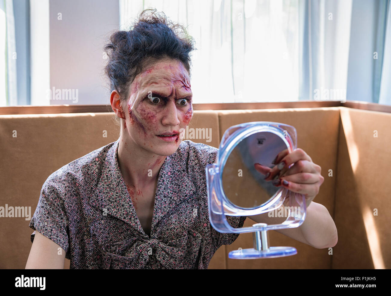 Zombie regarde dans le miroir, choqué, scène de court-métrage comédie zombie Brain Freeze Banque D'Images