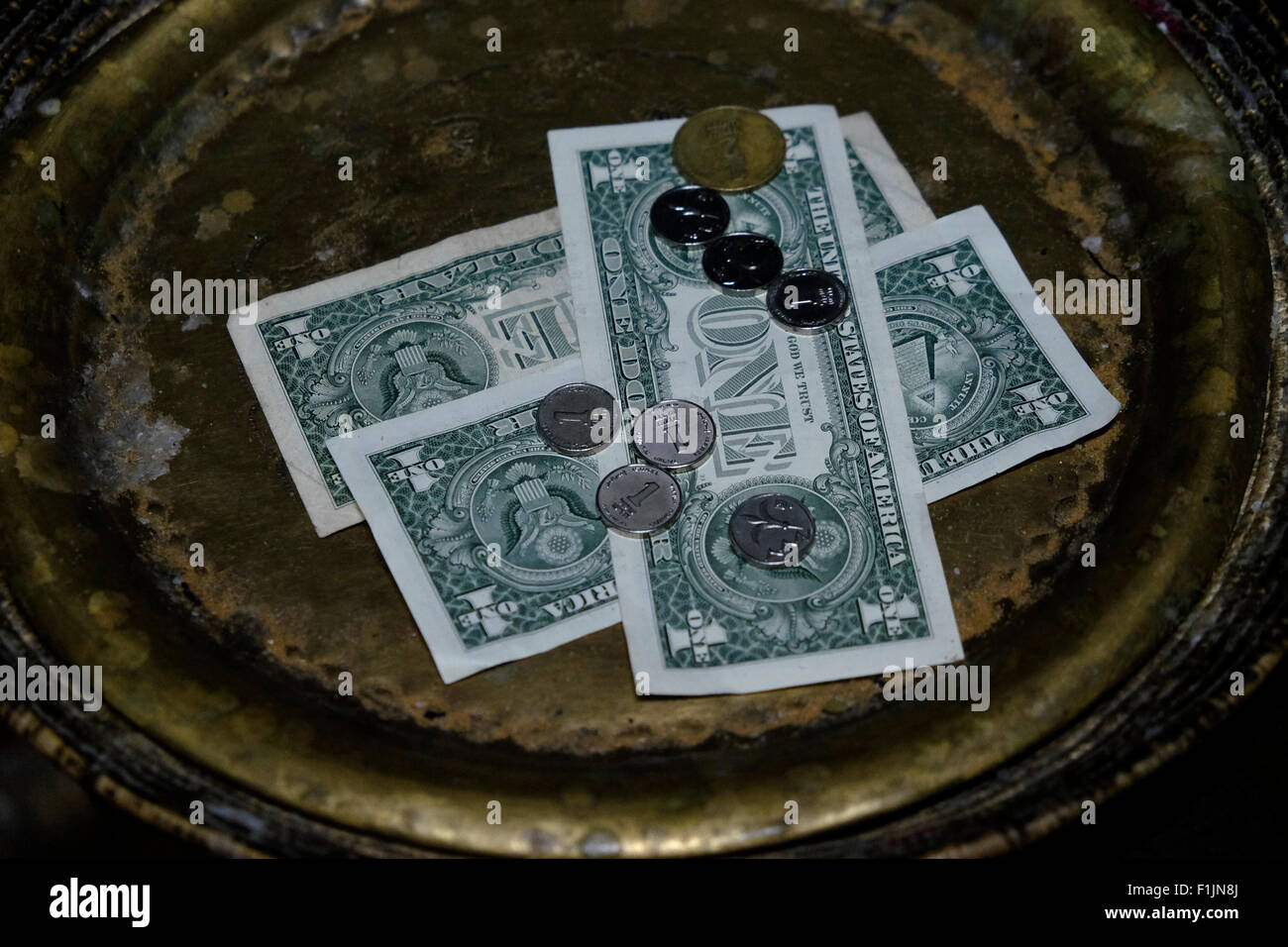 Pièces shekel israélien plus de dollars US dans une église Jérusalem Israël Banque D'Images