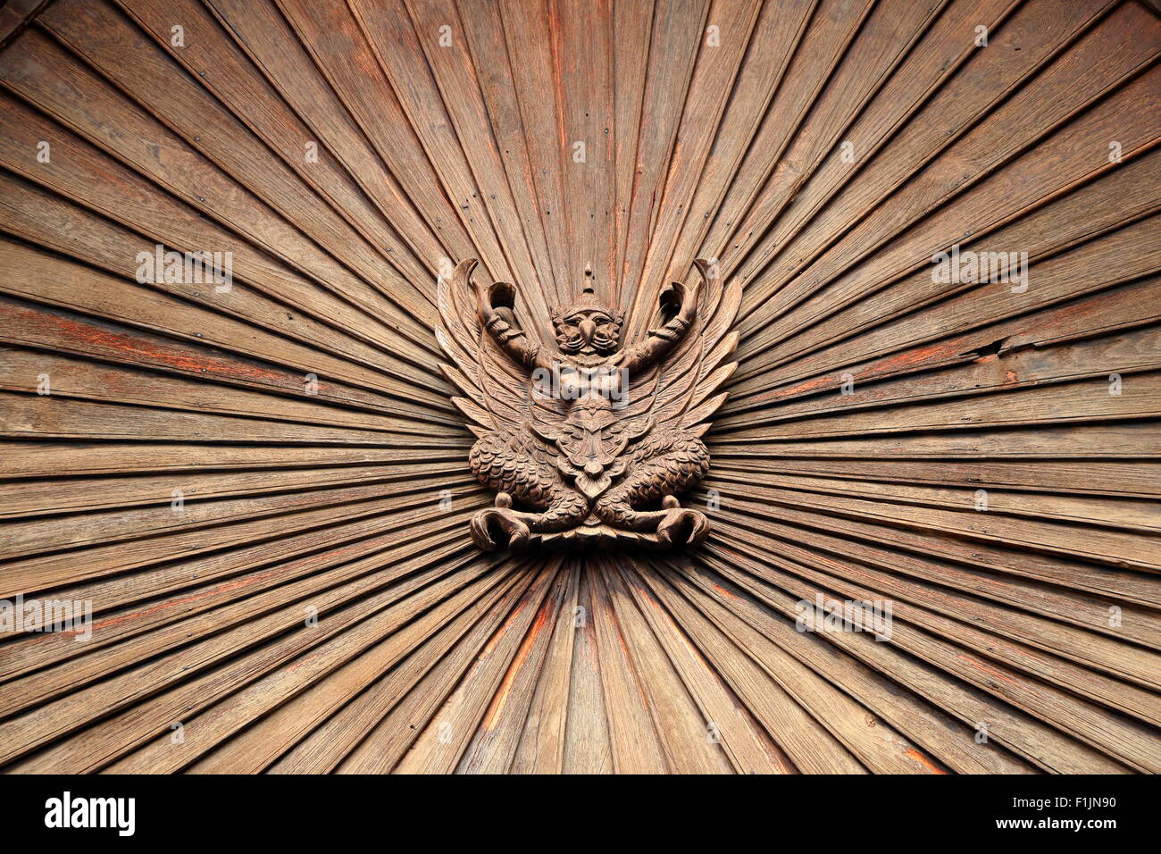 Statue de Garuda en bois sur Thai style house,Nan province, Thailand Banque D'Images