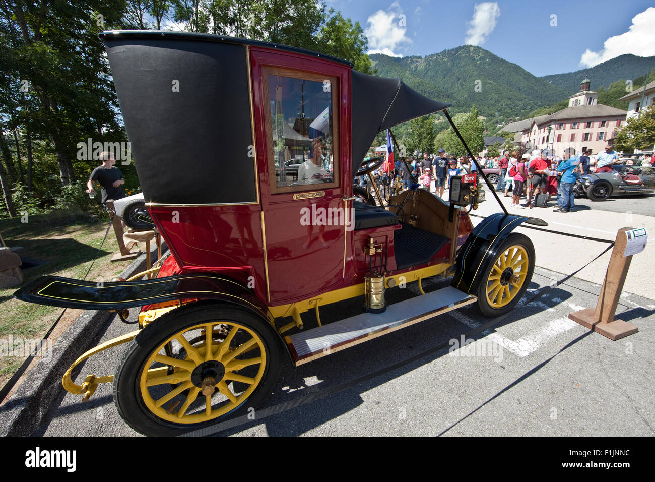 Jacquemarde 2015 : Taxi de la Marne Renault Type AG 9 CV, 1910. Banque D'Images