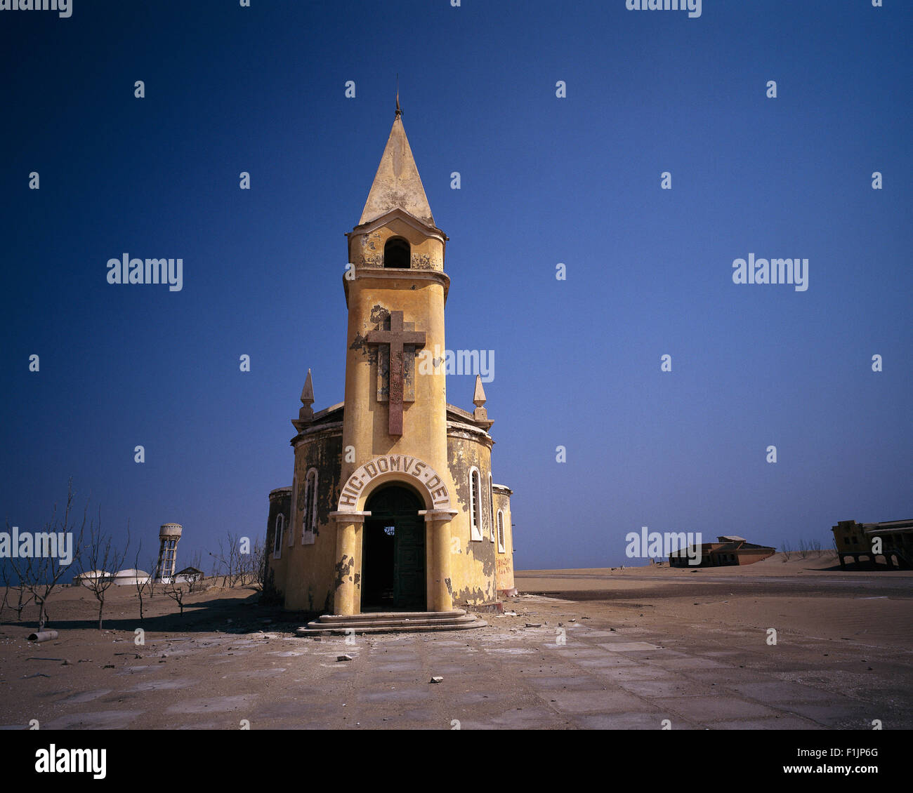 Église déserte à Baia dos Tigres, l'Angola, l'Afrique Banque D'Images