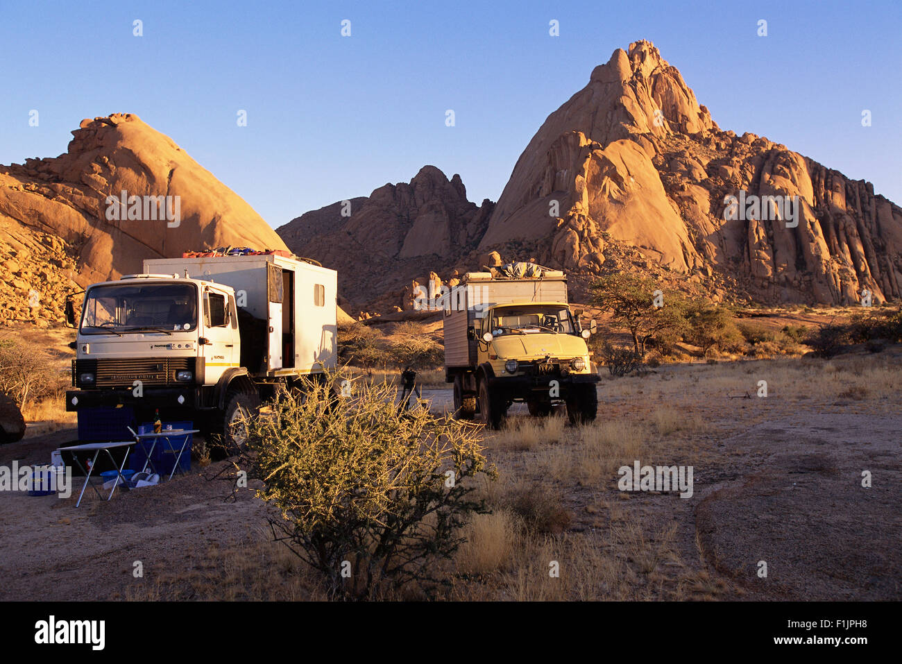 Les véhicules de camping Safari Spitzkoppe, Namibie, Afrique du Sud Banque D'Images
