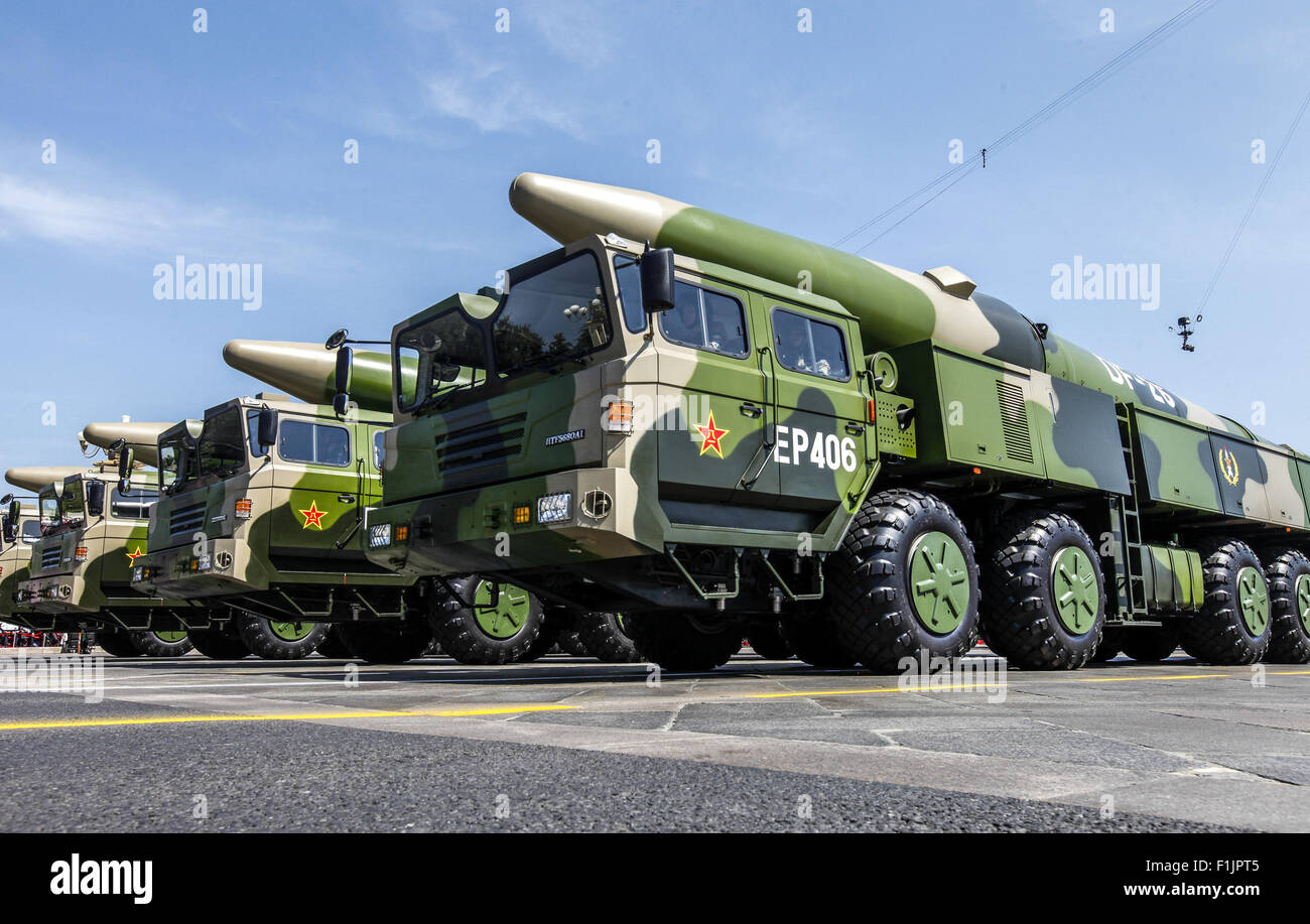 Beijing, Chine. Sep, 2015 3. Missiles DF-26 Assister à un défilé à Beijing, capitale de Chine, le 3 septembre 2015. La Chine sur les activités de commémoration qui a eu lieu jeudi, y compris un grand défilé militaire, pour marquer le 70e anniversaire de la victoire du peuple chinois de la guerre de résistance contre l'agression japonaise et de la guerre antifasciste mondiale. Credit : Shen Bohan/Xinhua/Alamy Live News Banque D'Images