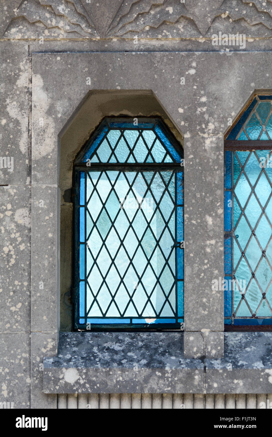 Vitraux bleus dans le tombeau en cimetière à Bordeaux, France Banque D'Images