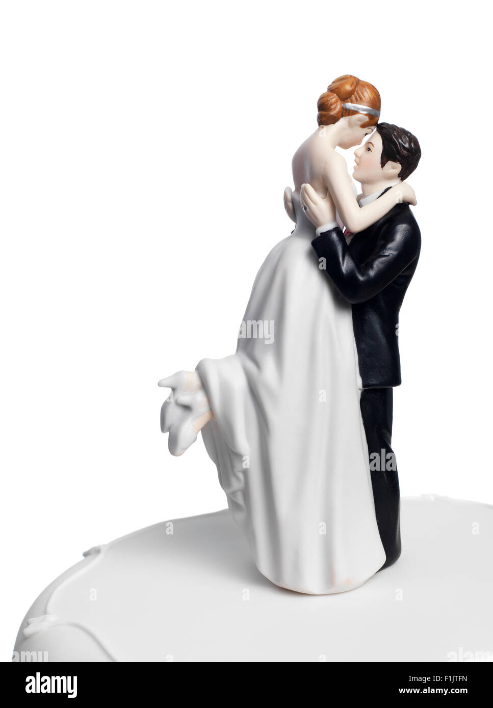Mariée et le marié sur un gâteau de mariage Banque D'Images