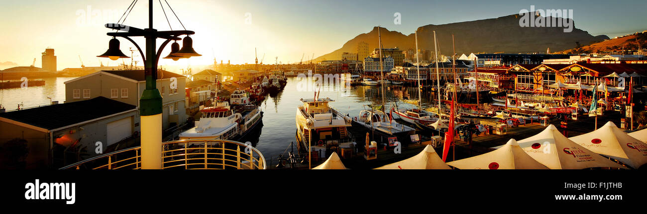 Lever du soleil au Victoria and Alfred Waterfront, Cape Town. Banque D'Images