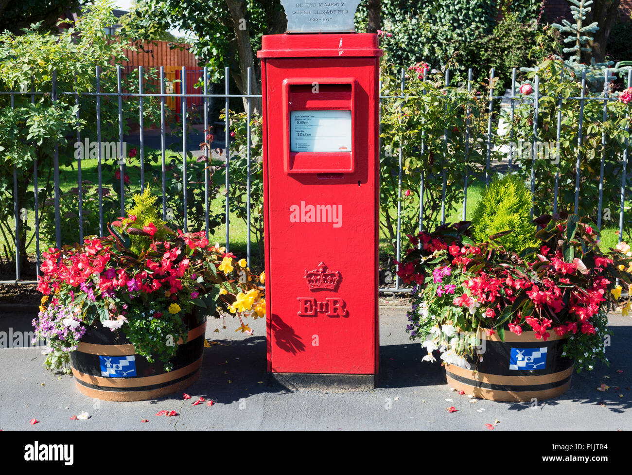 Rare post box entouré de fleurs, commémorant le jubilé d'argent de la reine elizabeth ii situé dans le Lancashire, coloration Banque D'Images