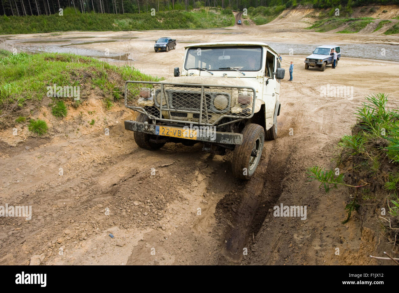 Une jeep est conduite sur un terrain hors de la route pour les land cruisers et les véhicules en Allemagne Banque D'Images