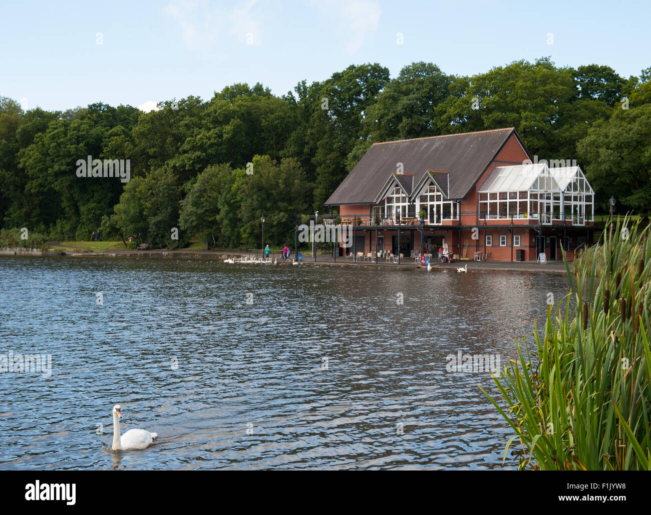 Llandrindod Wells lake et le restaurant building, Powys Pays de Galles au Royaume-Uni. Banque D'Images